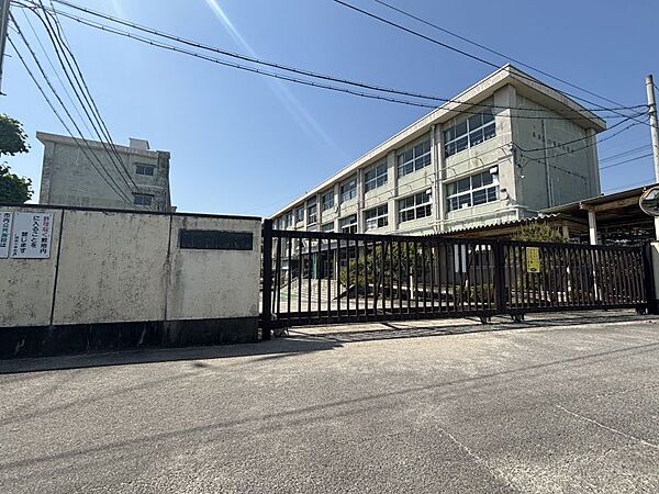 城西小学校　徒歩約15分（約1200ｍ）●【教育目標】「輝き　共に伸びる」　岐阜市北部に位置し、伊自良側と長良川に挟まれた閑静な住宅街にある学校です