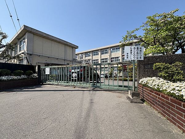 嶋中学校　徒歩約15分（約1127ｍ）　●【教育目標】『志をもち 共に向上する』