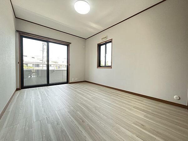 バルコニーに面した明るい洋室