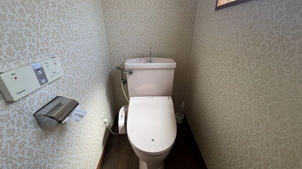 トイレは快適な温水洗浄便座付き！小窓もあり換気も素早くできます♪