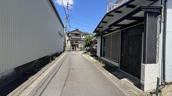 買い忘れがあっても安心の近さ！周辺は車通りの少ない静かな街並みです♪