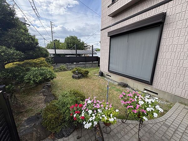 南向きのお庭付きのため季節の花を植えたり家庭菜園などが楽しめます♪