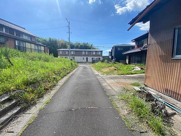 交通量の少ない閑静な住宅街なので、小さなお子様連れにも安心です！
