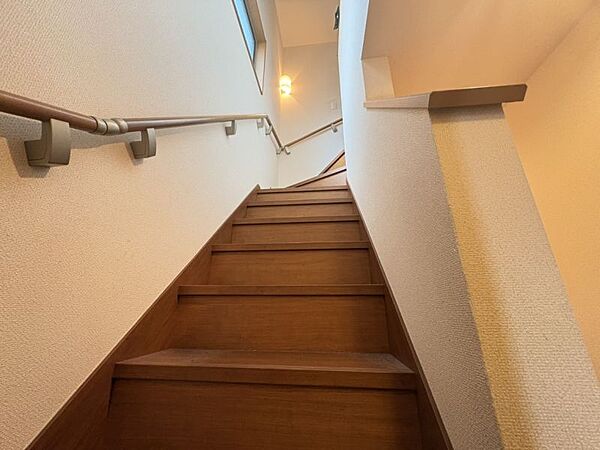 階段には手すりがついており、どなた様も安全に昇降していただけます◎