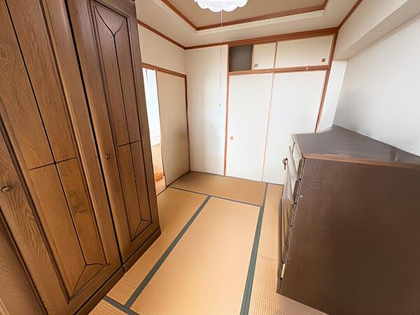 リビング横には約6帖の和室があります！お子様の遊び場や客間としてご利用いただけます！