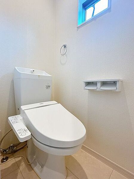 1階・2階それぞれにトイレがあります。階段の上り下りをしなくても良いのは嬉しいですね。