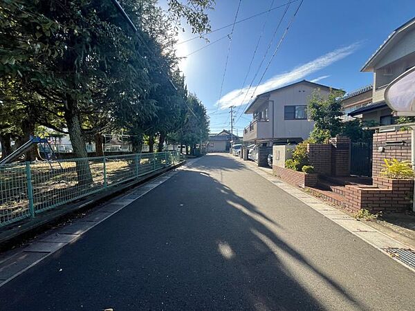 落ち着いた暮らしを叶える閑静な住宅街！目の前は公園になっており緑豊かな環境です！