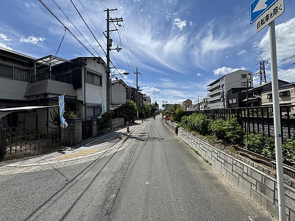 前面道路（西側）　幅員約5.9ｍ