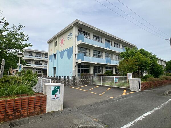 焼津市立港小学校（811m）