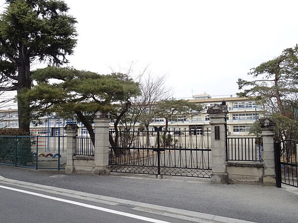 吉井小学校（560m）