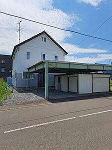 外観：大きなカーポートが目印です