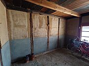 西側建物の柱が一部折れています（建物内から）