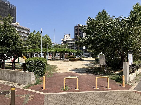 長柄公園まで徒歩4分他にも淀川河川公園がありバーベキューができたり、春には美しい桜並木、そして明治期の建造物として「眼鏡橋」が当時のデザインのままご覧いただけます。休日の散策を楽しんでください。