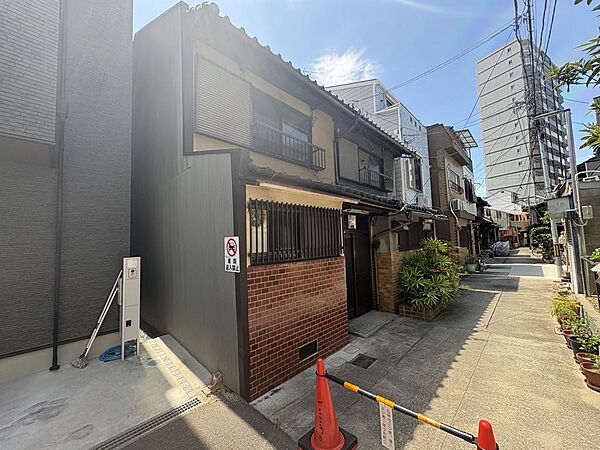 現地（2026年9月）撮影、周辺は2階建て住宅を中心とした落ち着いた住環境です