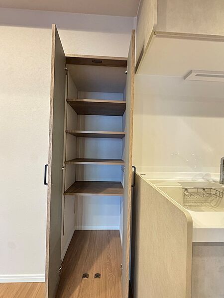 キッチン横収納