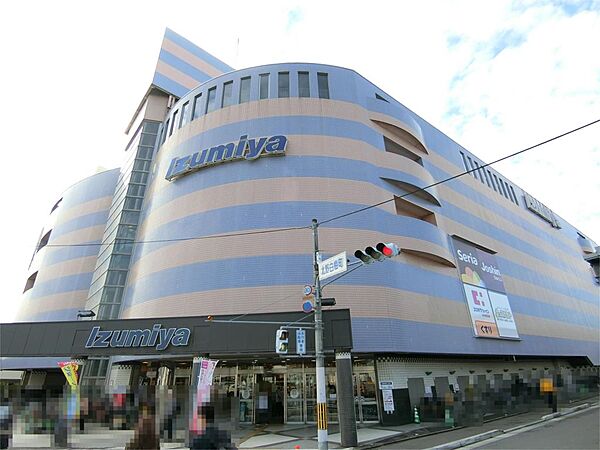 イズミヤ 白梅町店（228m）