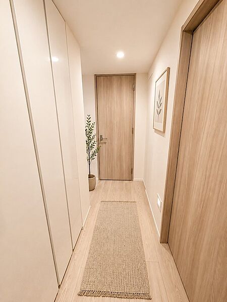 室内へと続く廊下は、明るく上品な内装カラーで統一。収納スペースも確保されており、住空間をすっきり保てます。※CG加工しております。