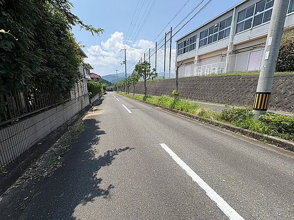 西側前面道路