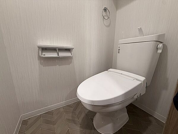 おしゃれなクッションフロアのトイレです。
