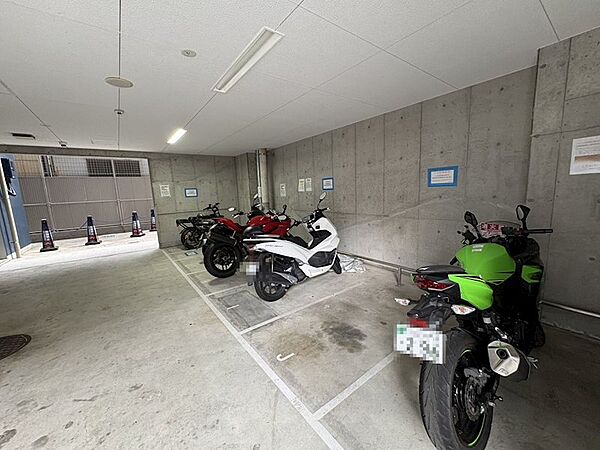 敷地内バイク置場