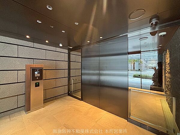 共用エントランス・エレベーター・各住戸で開錠が必要なトリプルセキュリティを導入。さらに玄関扉にはワンタッチで施錠・開錠が可能な電気錠を採用しています。