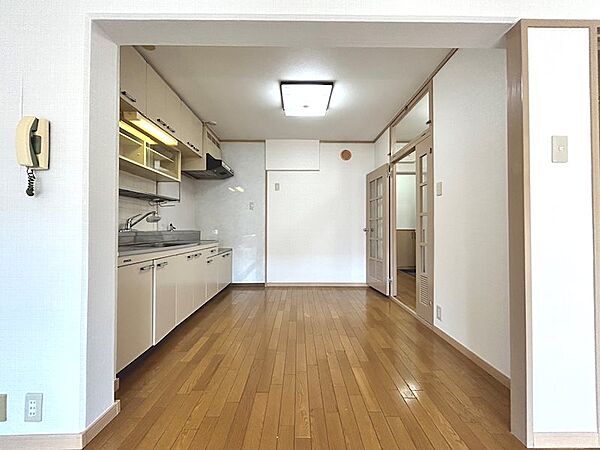 キッチンは廊下にも繋がっており、家事動線が考えられている間取りです！
