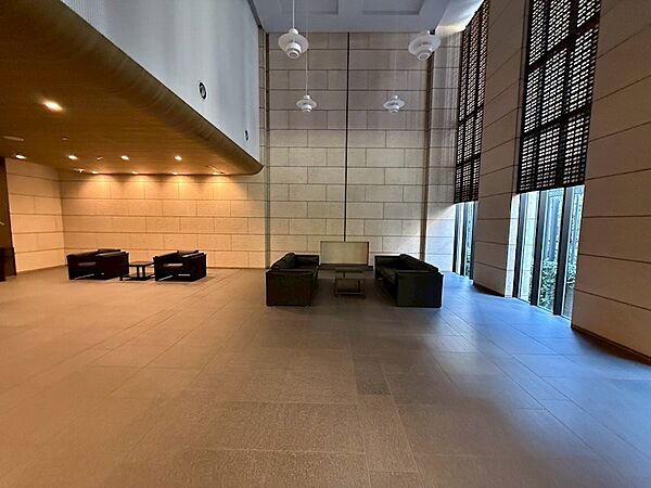 ホテルライクなエントランスロビーは、ゲストを迎えるにふさわしい洗練された空間です。
