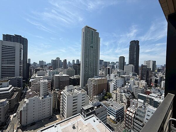 遮るもののない絶景が広がるバルコニー。西向きならではの美しい夕焼けが日々の疲れを癒します