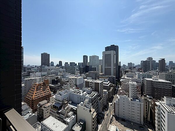 昼は広がる街並み、夜は煌めく夜景。刻々と表情を変える絶景が、日常に彩りと感動を添えます。