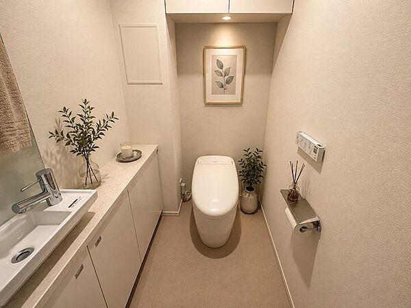 手洗いカウンター付きのトイレは、すっきりとしたデザインで清潔感を演出。収納力にも優れ、生活感を抑えた空間を保てます。※CG加工しております。