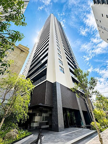 洗練されたデザインが印象的な「ジオタワー新町」。重厚感あるエントランスとホテルライクな共用空間が、都心タワーレジデンスならではの上質感を演出します。※CG加工しております。