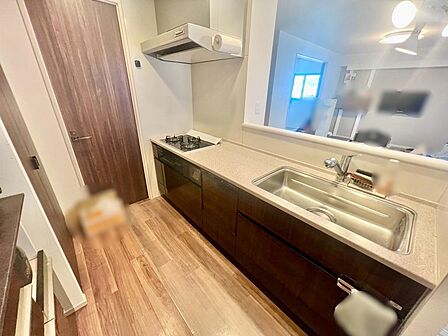 食洗機を標準装備し、洗面室へと直結する回遊動線を確保。洗い物や身支度の時間を大幅短縮できる、共働き世帯にも嬉しい設計です。