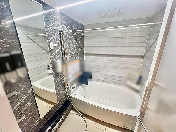 シックな大理石調パネルが印象的な浴室は、まるでホテルのような上質な雰囲気。浴室乾燥機付きで、季節を問わず洗濯物の乾燥にも活用できます。