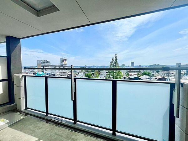 目の前に広がる空と街並みが、日々の暮らしに彩りを添えるバルコニー。視界を遮るものが少なく、爽やかな風と光を存分に感じられます。