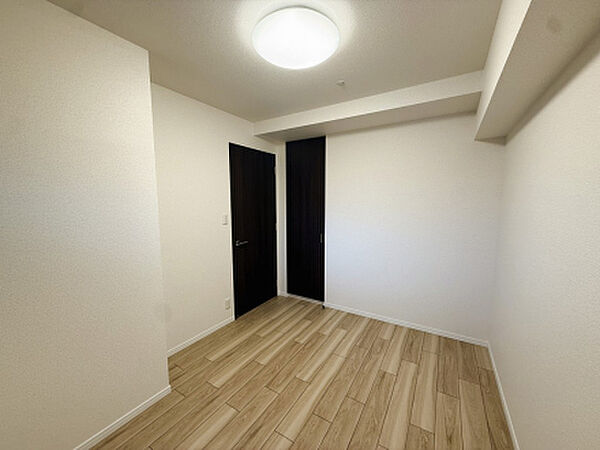 各部屋にクローゼットを完備。お子様の勉強部屋や、集中できるワークスペース、趣味のお部屋など、ライフスタイルに合わせて多目的に使える一部屋です。