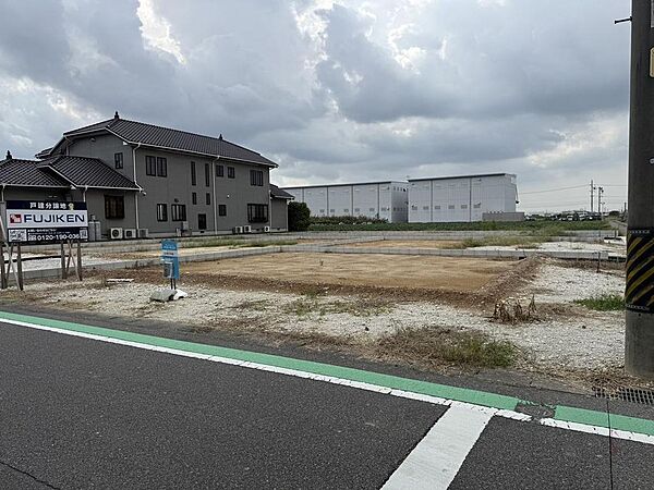 車通りの少ない閑静な住宅街に位置しております！