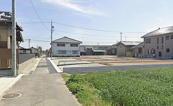 子育てに安心の車通りの少ない北側道路。