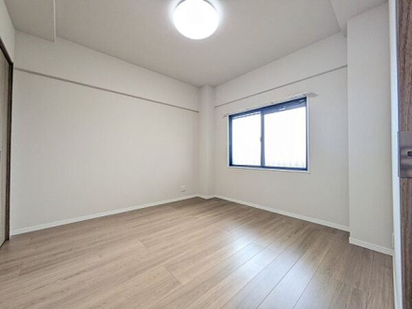 明るい木目調のフローリングは、お部屋全体を優しい雰囲気にしてくれます。シンプルながらも居心地の良い、安らぎの空間です。