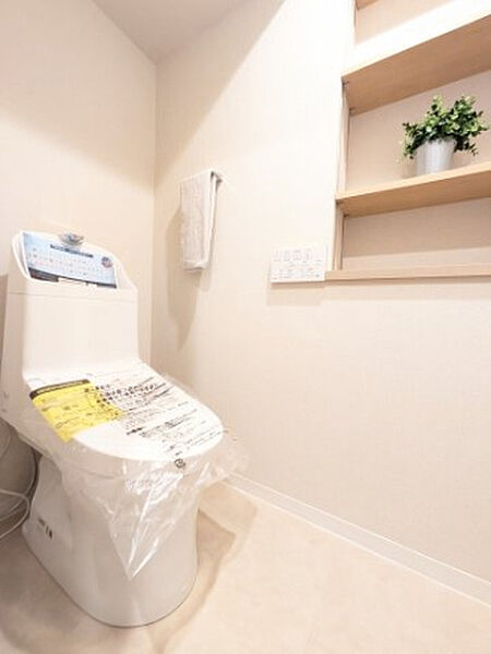 トイレもリノベーションで一新。もちろん快適な温水洗浄便座付きです。新品の空間で、毎日を気持ちよくスタートできます。
