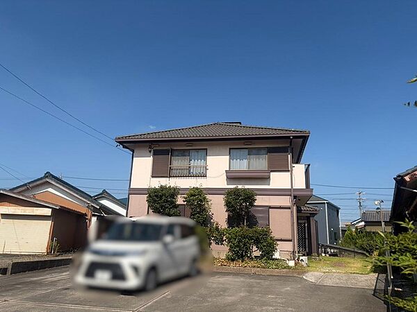 自宅前に駐車スペースがあるため、雨の日の乗り降りや荷物の運び入れもラクラク。お子様の送り迎えやお買い物の多いご家庭にも便利な設計です。