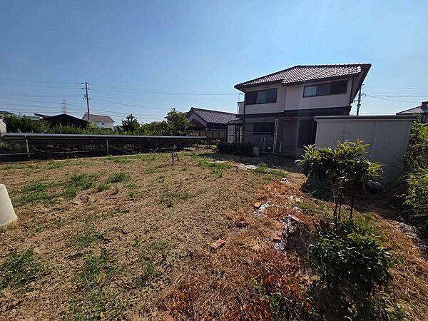 ゆとりある敷地を活かした庭スペースを確保。家庭菜園やガーデニング、お子様の遊び場など、ライフスタイルに合わせた活用が可能です。
