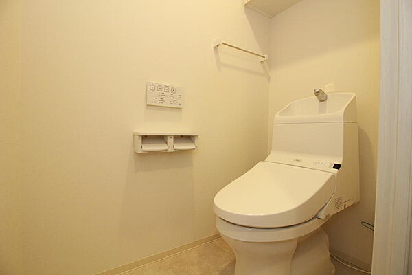 温水洗浄便座つきのトイレです！掃除もしやすく綺麗な状態を保ちやすいです