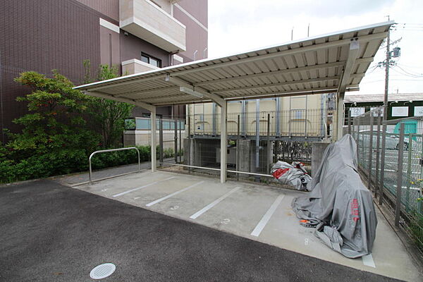駐輪場やバイク置場などが分かれているので安心して愛車をとめられます！