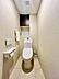 トイレ：収納棚付きで、すっきり片付くトイレです