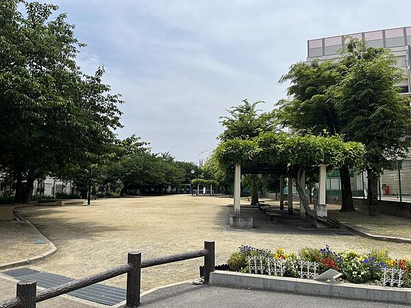 歩いて2分の所に公園があります。