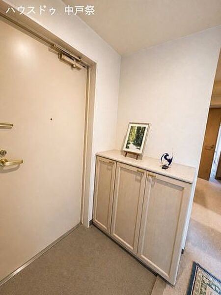 ゆとりのある廊下設計で、各居室への動線もスムーズ。圧迫感を感じにくく、室内全体に開放感をもたらします。