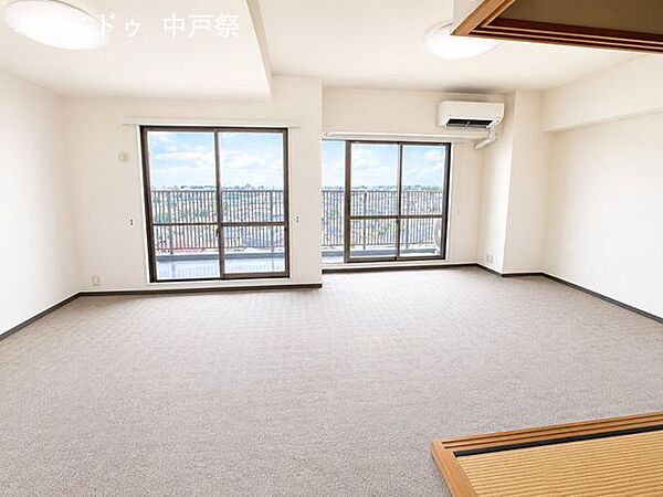 隣接する和室と一体で使用することで、より開放感のある広々空間としても活用可能です。