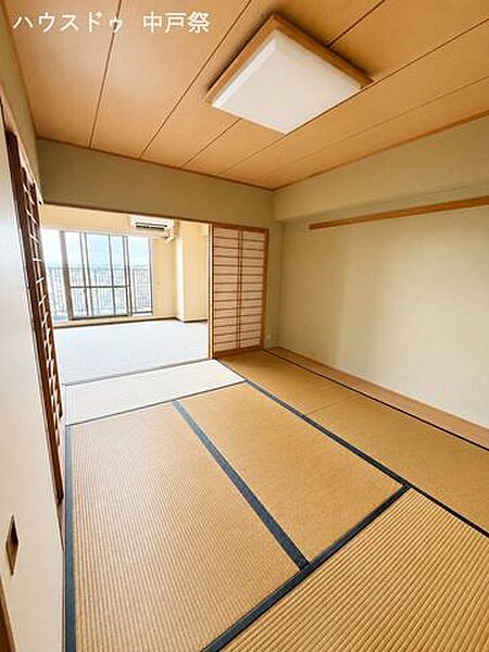 扉を開放すればリビングと一体で広々と、閉めれば個室として使える柔軟性が魅力です。