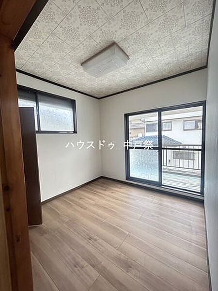 2階洋室は陽当たりよくベランダに2部屋から行けます(^^♪