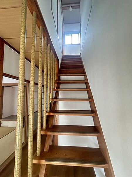 玄関からの日差しで階段も明るい(^^♪木のぬくもりあふれる明るい廊下